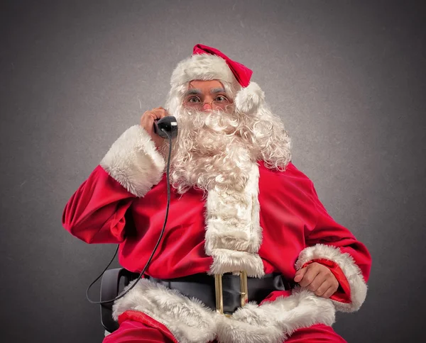 Santa ontvangt aanvragen via de telefoon — Stockfoto