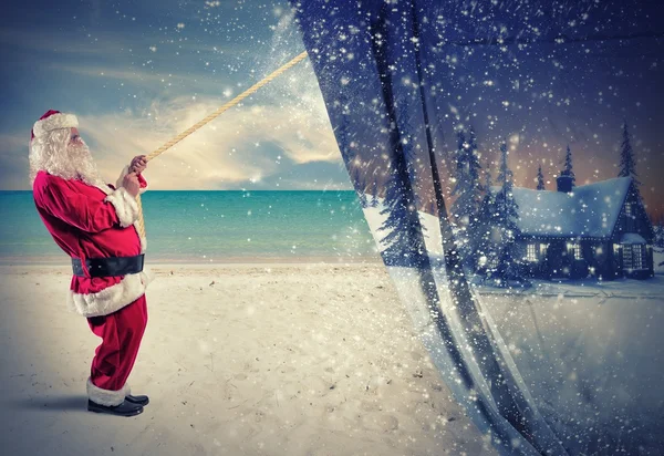 Santa claus ściąga zimą — Zdjęcie stockowe