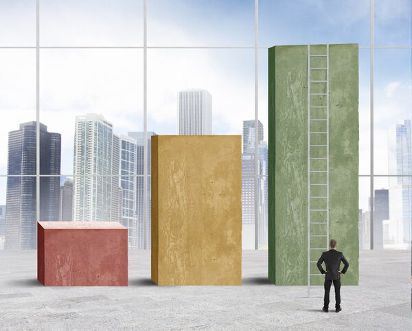 Бизнесмен пытается добиться лучших результатов
