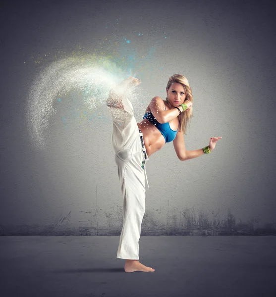 Mujer jugando capoeira — Foto de Stock