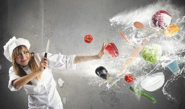 Mujer chef tiene problemas en la cocina — Foto de Stock