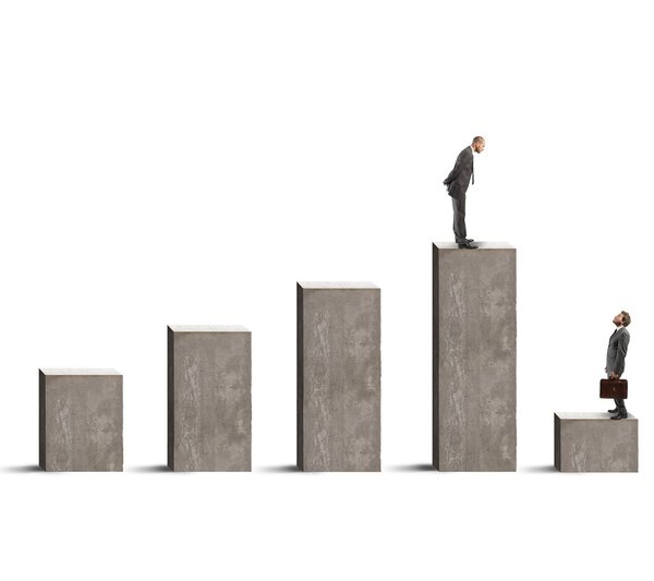 Бизнесмен на панели статистики
