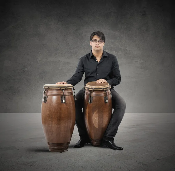 Junge Percussionistin spielbereit — Stockfoto