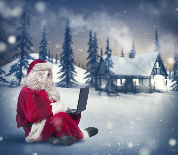 Jultomten med laptop — Stockfoto