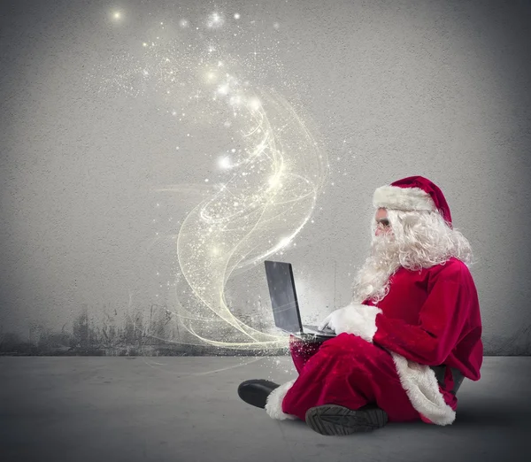 Weihnachtsmann mit Laptop — Stockfoto