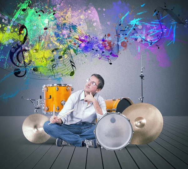 Drummer thinks a new sound — Stock Photo, Image