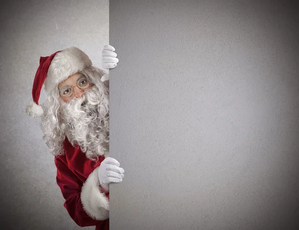 Санта-Клаус с рекламным щитом — стоковое фото