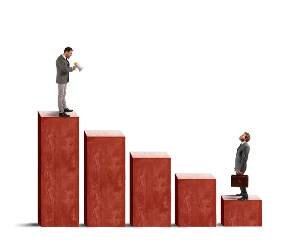 Due uomini d'affari in piedi su statistiche — Foto Stock
