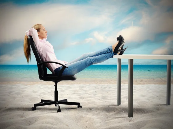 Businesswoman relaxing on beach — Stock Photo, Image