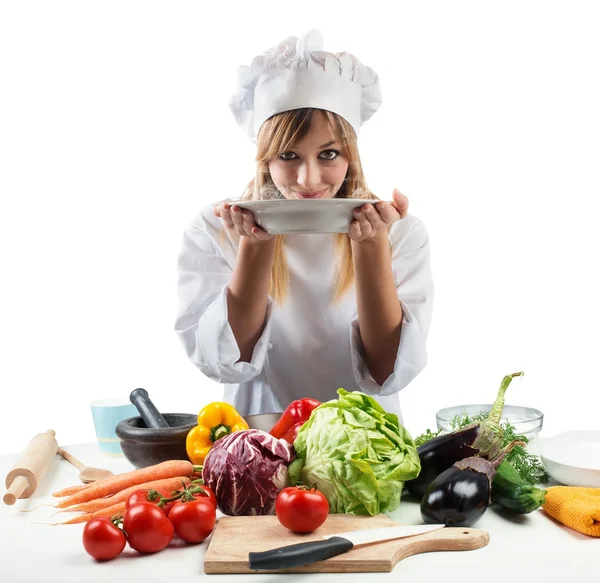 Chef feminino com legumes na mesa — Fotografia de Stock