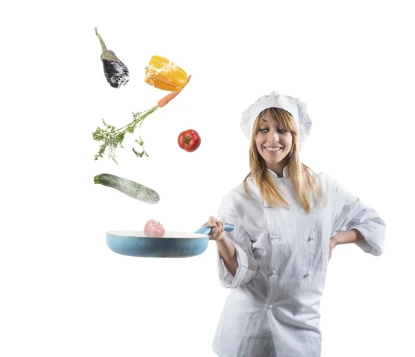 Chef femenino con verduras en sartén — Foto de Stock