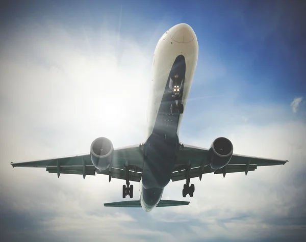 Avião voando no céu — Fotografia de Stock