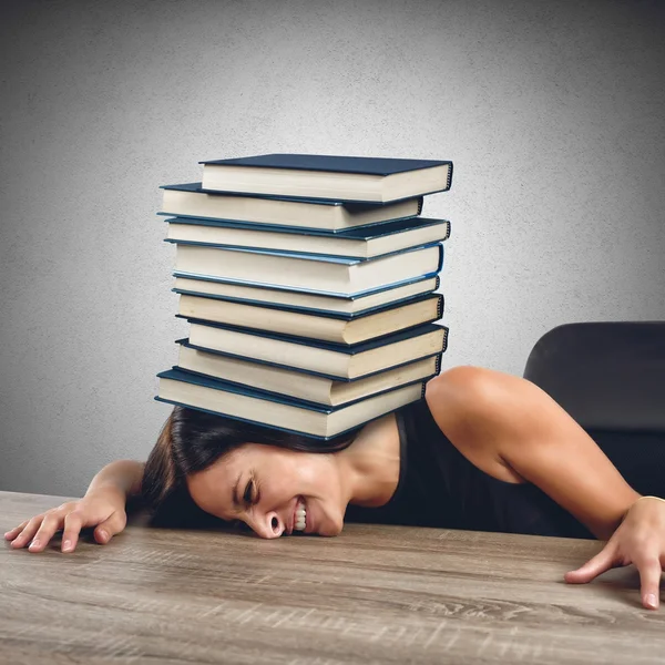 Mulheres esmagadas por livros — Fotografia de Stock