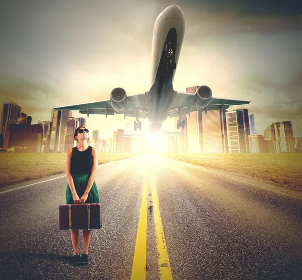 Turista feminino olha para avião — Fotografia de Stock