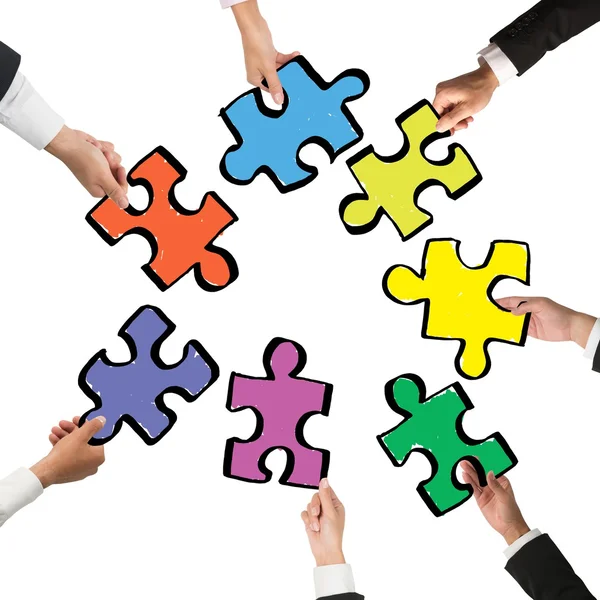 Menschen mit Puzzleteilen — Stockfoto