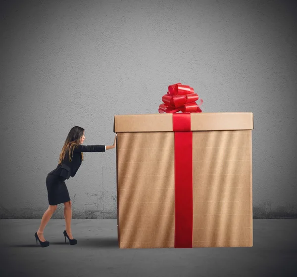 Donna d'affari spingendo regalo di Natale — Foto Stock