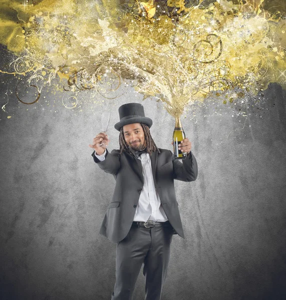 Homem com garrafa de champanhe e vidro — Fotografia de Stock