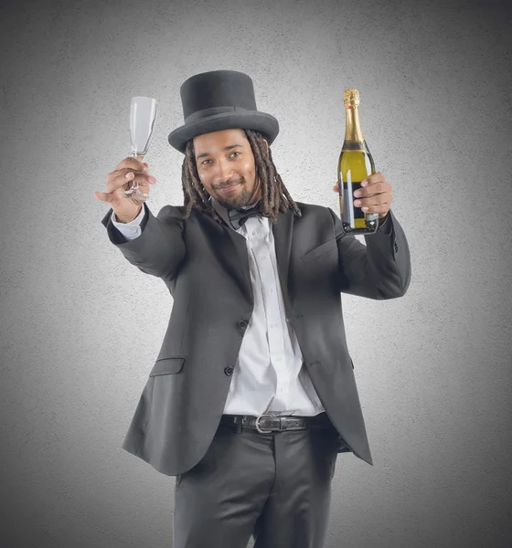 Чоловік з пляшкою шампанського та склом — стокове фото