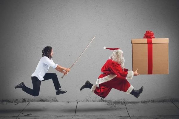 Homem perigoso perseguindo Papai Noel — Fotografia de Stock