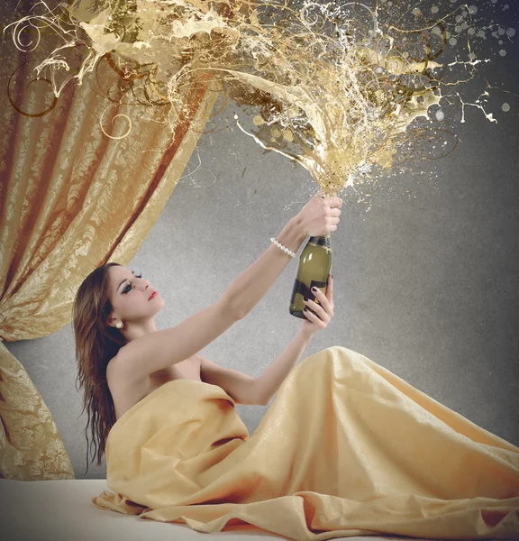 Femme avec bouteille de champagne — Photo
