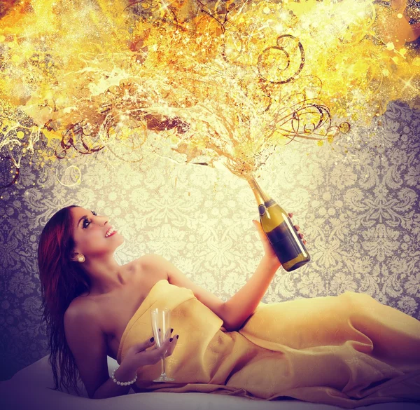 Женщина с бутылкой шампанского — стоковое фото