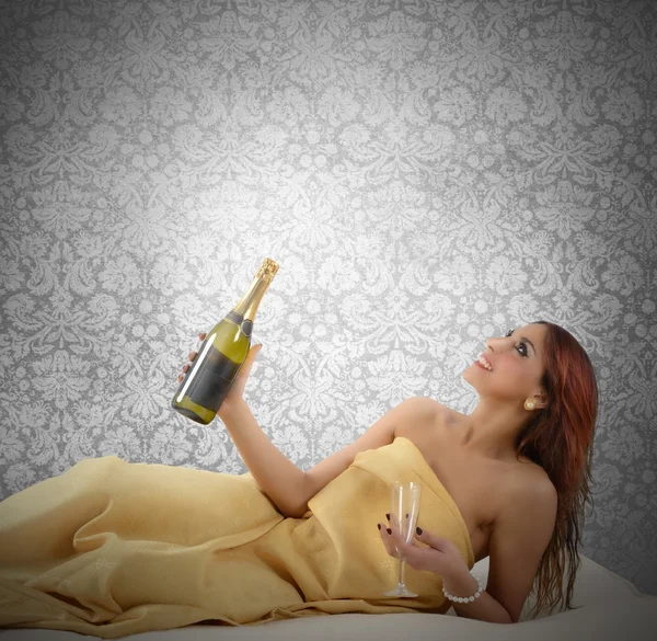 Vrouw met champagne fles — Stockfoto