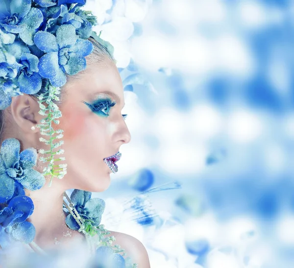 Mujer con maquillaje azul brillante — Foto de Stock