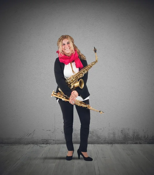 Kvinnliga musiker med hennes musikinstrument — Stockfoto