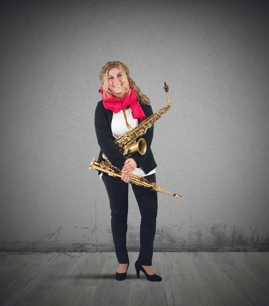 Vrouwelijke musicus met haar muziekinstrumenten — Stockfoto