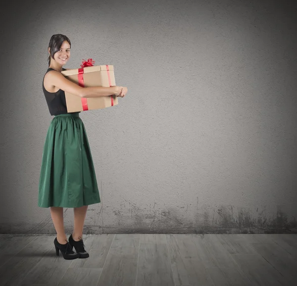 Girl receives the gift — Stock Photo, Image