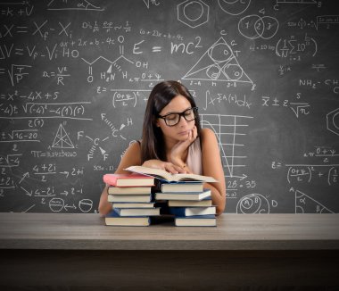 Genç bir öğretmen bir kitap okuma konsantre