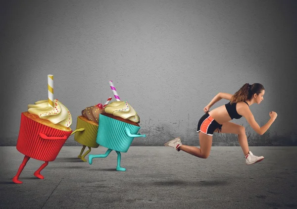 Kvinnan flyr från sötsaker — Stockfoto