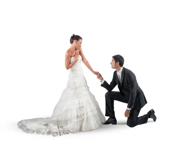 Mąż klęka na propozycję małżeństwa — Zdjęcie stockowe