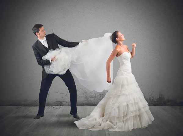 Husband pulls the veil — Stock Photo, Image