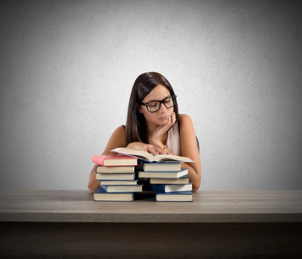 Professor lendo um livro — Fotografia de Stock