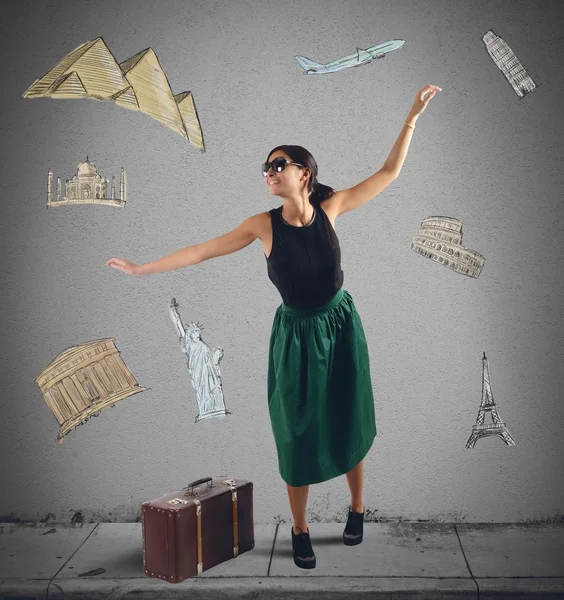 Woman tourist chooses next destination — Stock Photo, Image