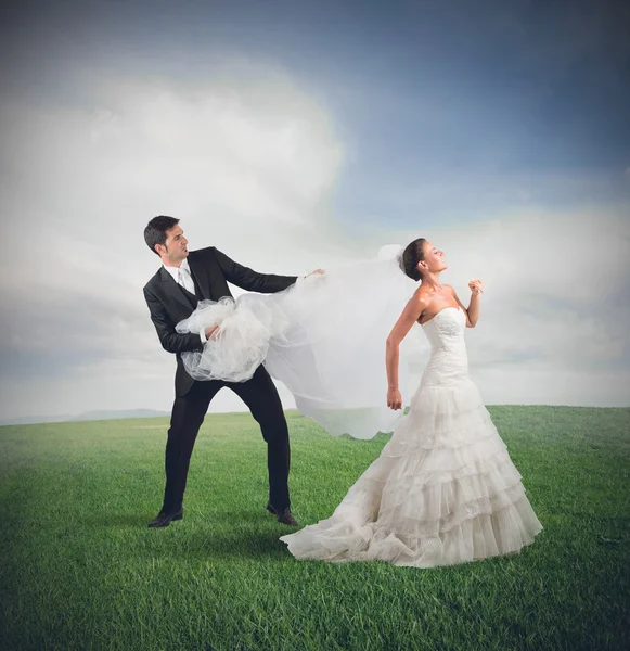 Bride runs away — Stock Photo, Image