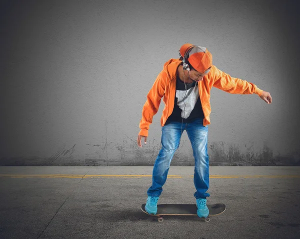 Мальчик со скейтом — стоковое фото