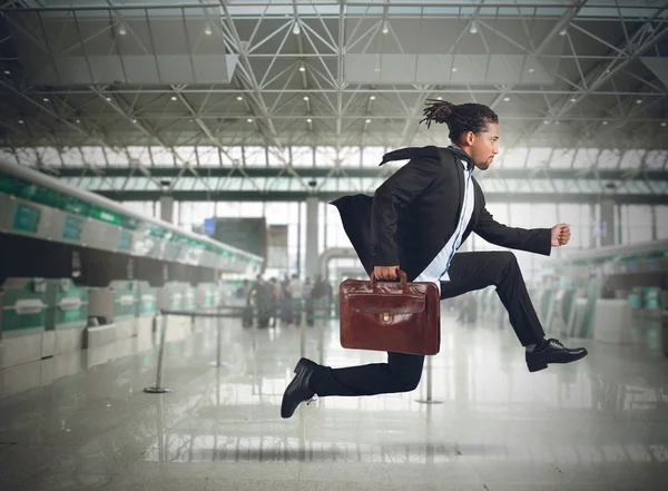 Üzletember fut a repülőtéren — Stock Fotó