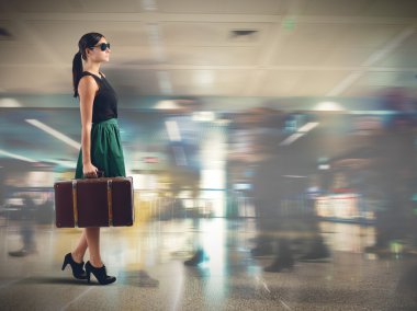 Kadın turist havaalanında