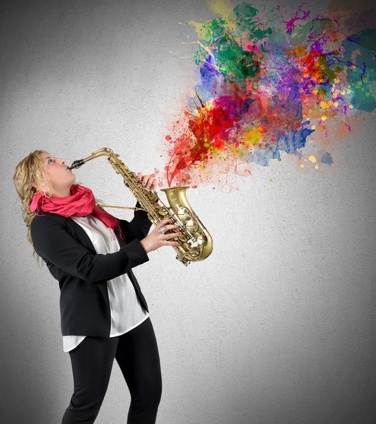 Mujer saxophonist playing sax — Foto de Stock