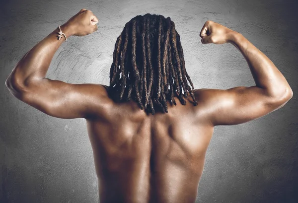 Homem mostra seus músculos — Fotografia de Stock