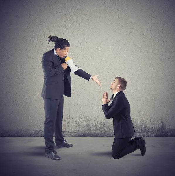 Angry boss dismisses his employee — Stock Photo, Image