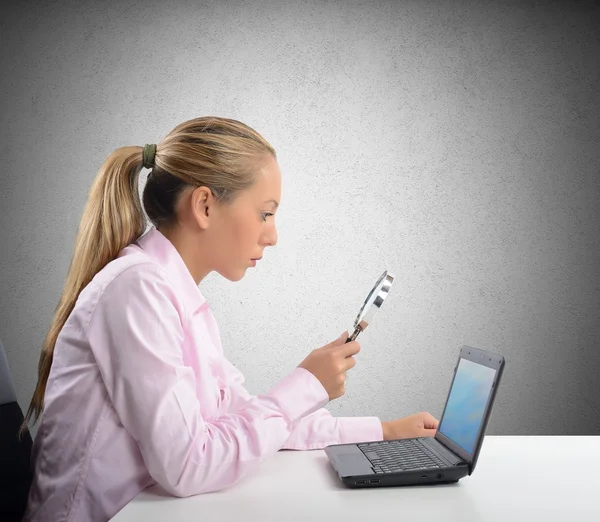 Affärskvinna kontrollerar sin dator — Stockfoto