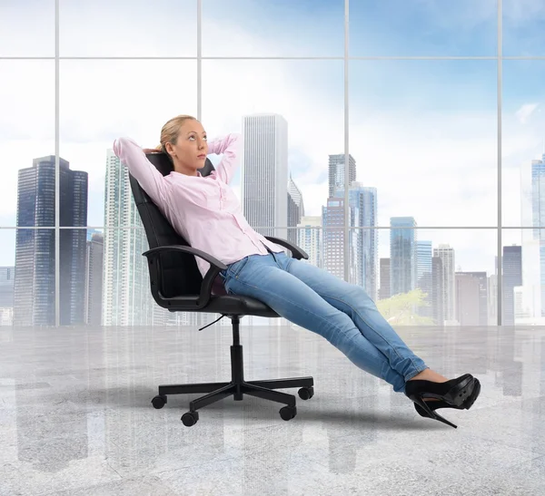 Businesswoman relaxes after hard work — Stock Photo, Image