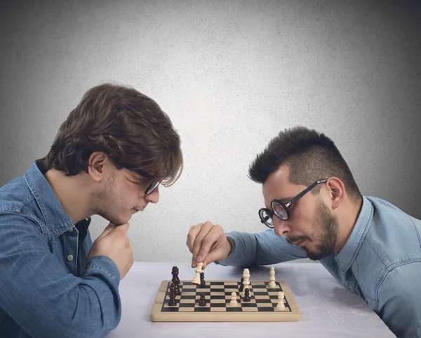 Hermanos jugando ajedrez — Foto de Stock