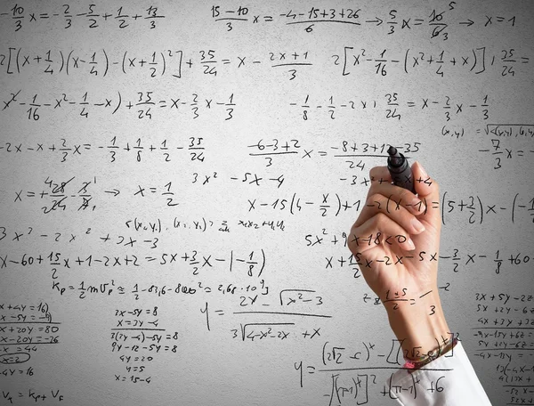 Жінка вирішує математичний розрахунок — стокове фото