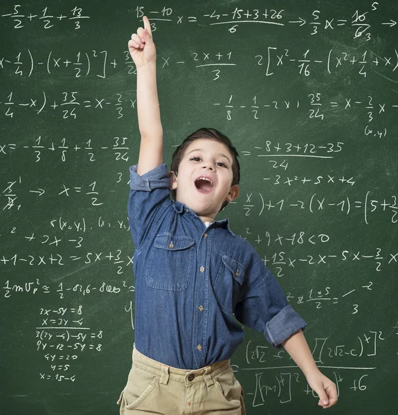 Bambino risolve il calcolo matematico — Foto Stock