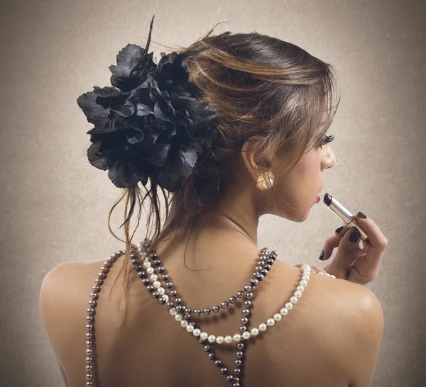 Femme vêtue de ficelles de perles — Photo