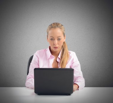 bilgisayarla çalışma iş kadını